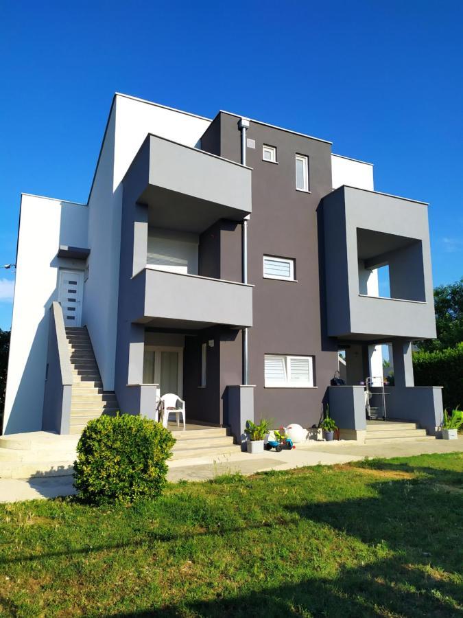 Apartmani Mira Nin Extérieur photo